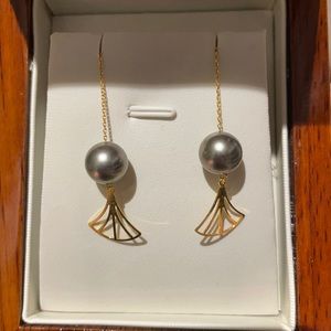 18K gold Tahitian black pearl earrings
